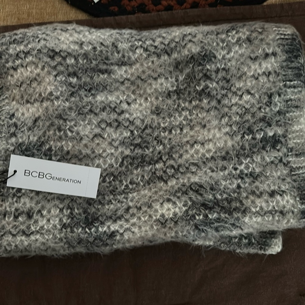 NWT BCBG infinity scarf ZB